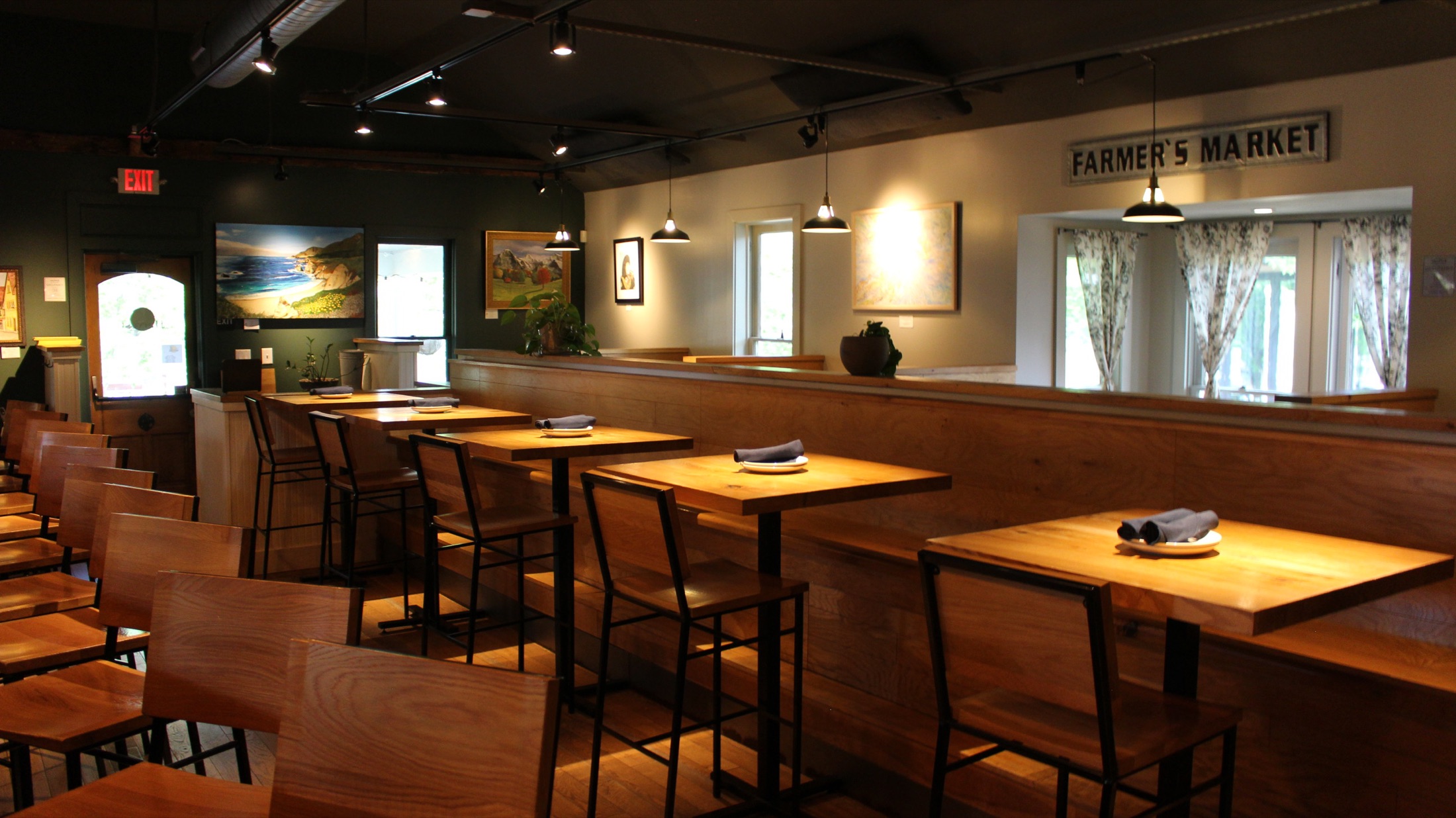 Dublin dining room with high-top tables